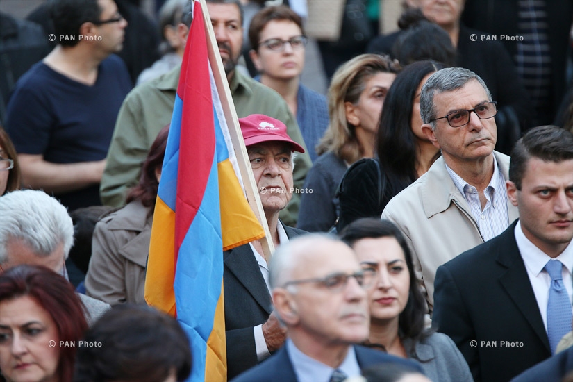 У мэрии Лос-Анджелеса состоялась церемония зажжения свечей в память о погибших в Нагорном Карабахе армянских воинах