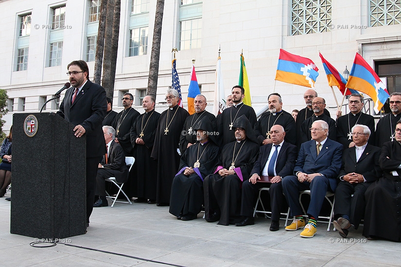 Մոմավառություն Լոս Անջելեսի քաղաքապետարանի շենքի մոտ՝ ի հիշատակ Արցախում զոհված հայ զինվորների