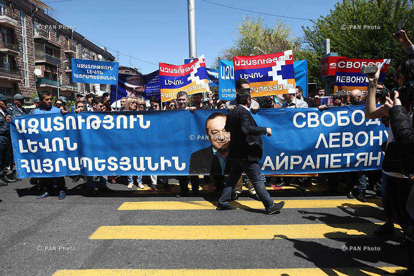 Поддержал армян. Хеш теку за наших в поддержке Армении.