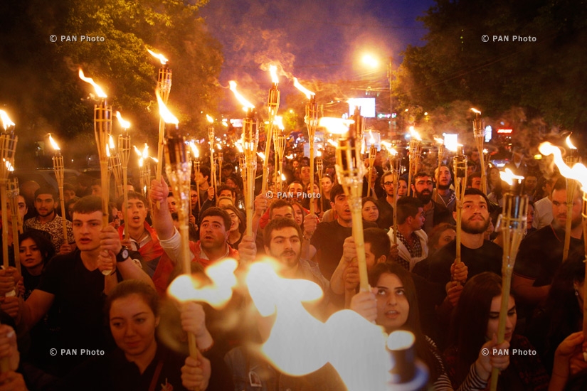 Факельное шествие к мемориалу Цицернакаберд, посвященное 101-летию Геноцида армян