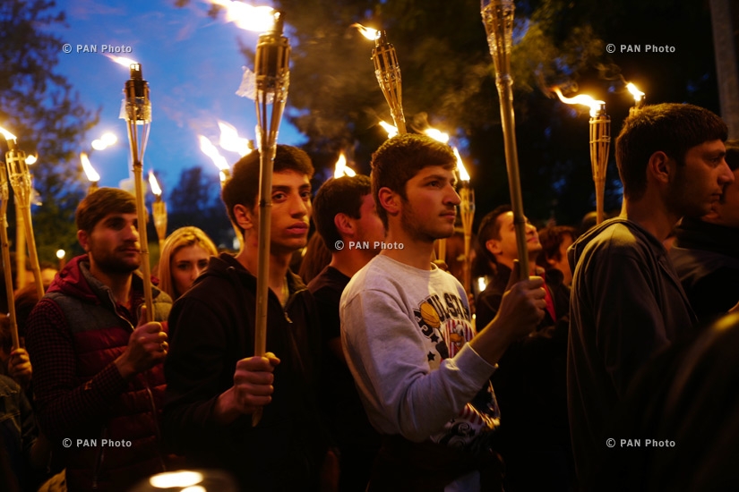 Факельное шествие к мемориалу Цицернакаберд, посвященное 101-летию Геноцида армян