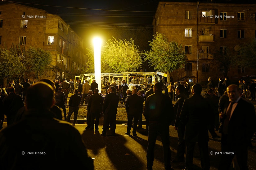 В Ереване на улице Алабяна взорвался автобус