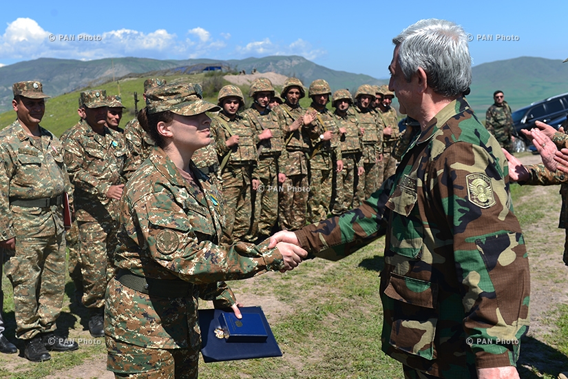 В Нагорном Карабахе президент Армении Серж Саргсян вручили высокие государственные награды группе военнослужащих за проявление мужественности и храбрости