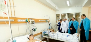 Пострадавшие  от взрыва автобуса в Ереване подростки Эдгар Гаспарян и Роланд Ходжаян в МЦ «Сурб Аствацамайр»