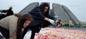 Сбор цветов в мемориале Геноцида армян