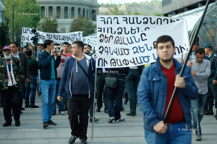 Протестное шествие в Ереване: «Предадим земле того, кто сдаст земли! Нет предателям!»