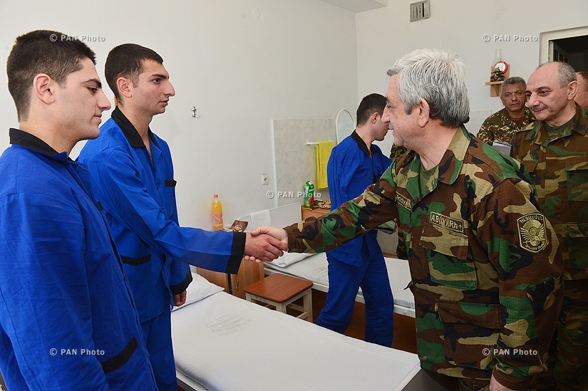 Президент Армении Серж Саргсян и Президент Нагорного Карабаха Бако Саакян посетили Центральный военный госпиталь Степанакерта