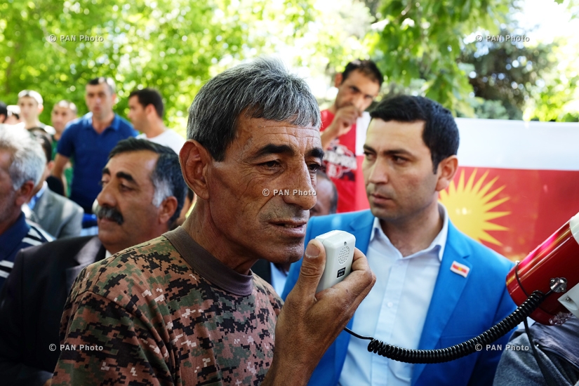  Հայաստանում եզդիական համայնքի ներկայացուցիչների բողոքի ակցիան նախագահական նստավայրի դիմաց