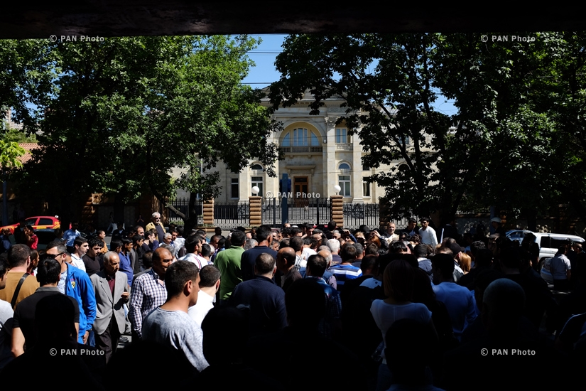 В Ереване напротив президентской резиденции представители езидской общины провели акцию протеста