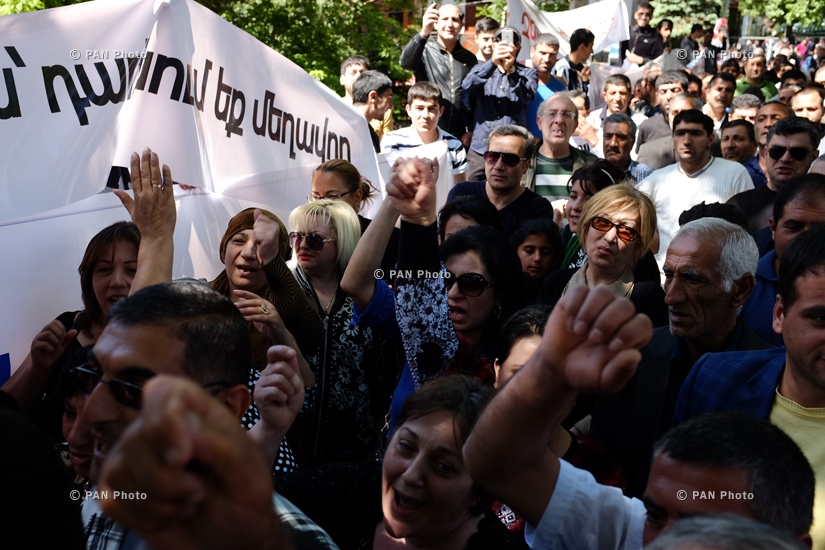 Representatives of Yazidi community of Armenia hold a protest action in front of the presidential residence
