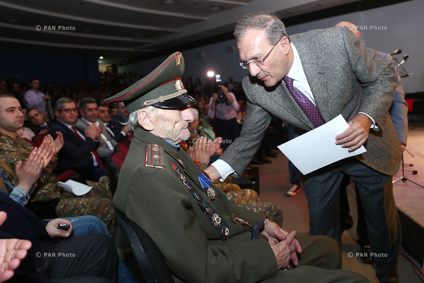 Церемония дани уважения врачам-ветеранам Великой отечественной войны и военнослужащим, отличившимся своей храбростью во время апрельских боевых действий на карабахско-азербайджанской границе