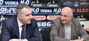 Пресс-конференция Левона Мартиросяна от РПА и председателя Ереванского пресс-клуба Бориса Навасардяна
