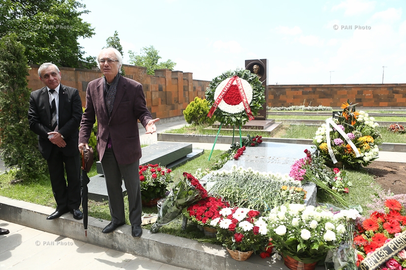 Officials visit Komitas Pantheon on composer Edvard Mirzoyan's 95th birthday