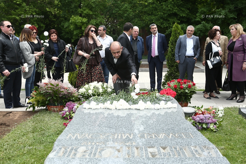 Officials visit Komitas Pantheon on composer Edvard Mirzoyan's 95th birthday