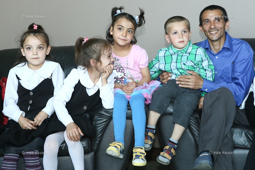 14 երեխա ունեցող Մելքոնյանների ընտանիքի, ՄԱԿ-ի բնակչության հիմնադրամի հայաստանյան գրասենյակի ներկայացուցիչ Գարիկ Հայրապետյանի և երգչուհի, միայնակ մայր Ալլա Նավասարդյանի ասուլիսը