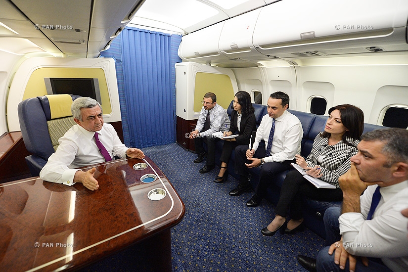 ՀՀ նախագահ Սերժ Սարգսյանը Վիեննայից վերադառնալու ճանապարհին ինքնաթիռում հարցազրույց է տվել լրագրողներին