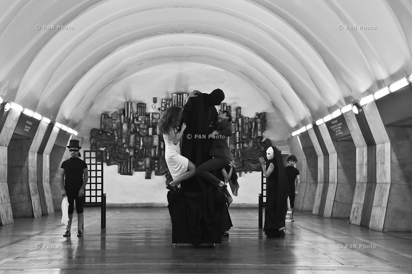 На станции метро «Еритасардакан» состоялась программа «Шекспир живет... в метро», посвященная 400-летию со дня смерти поэта