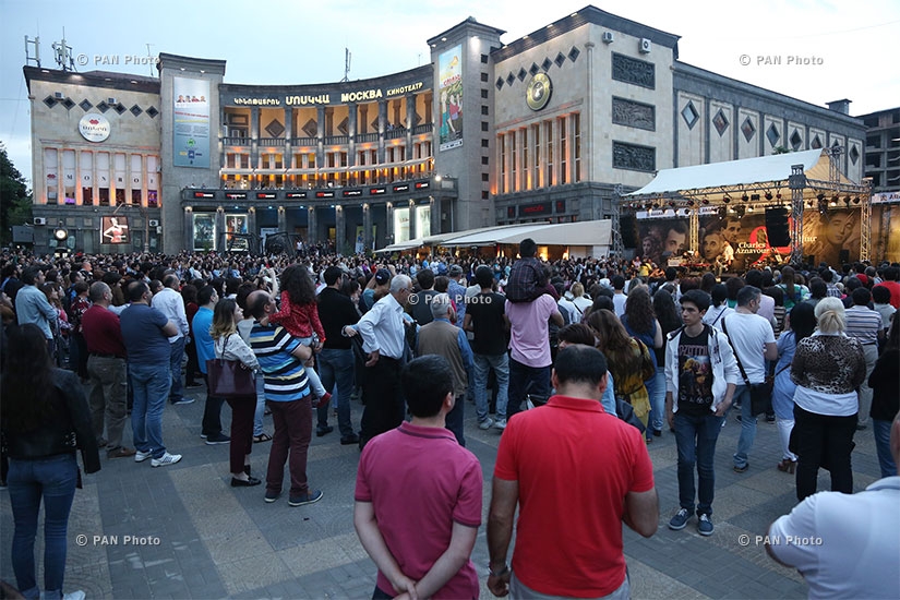 В Ереване состоялся концерт под открытым небом, посвященный 92-летию Шарля Азнавура