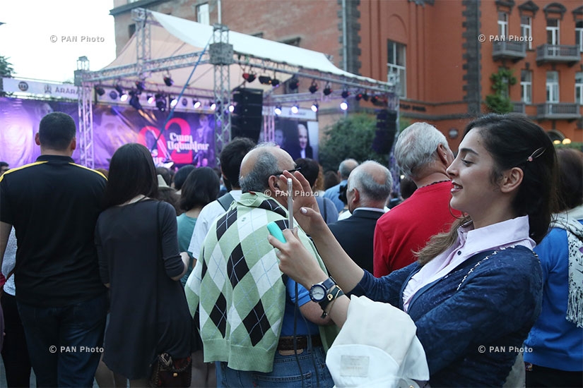 An open-air concert dedicated to Charles Aznavour's 92nd birthday