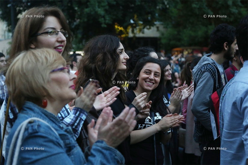 В Ереване состоялся концерт под открытым небом, посвященный 92-летию Шарля Азнавура