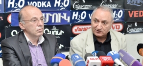 Пресс-конференция экономистов Вардана Бостанджяна и Татула Манасеряна
