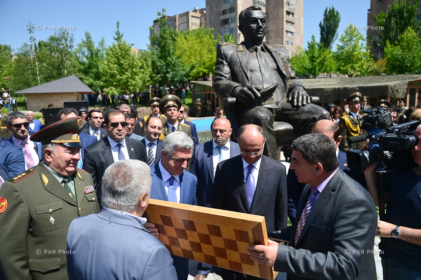В Ереване открыли памятник Герою Советского Союза, маршалу Амазаспу Бабаджаняну