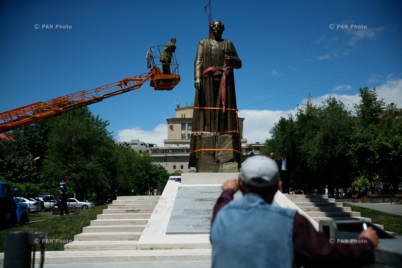 Installing a statue of Garegin Nzhdeh near Yerevan Vernissage