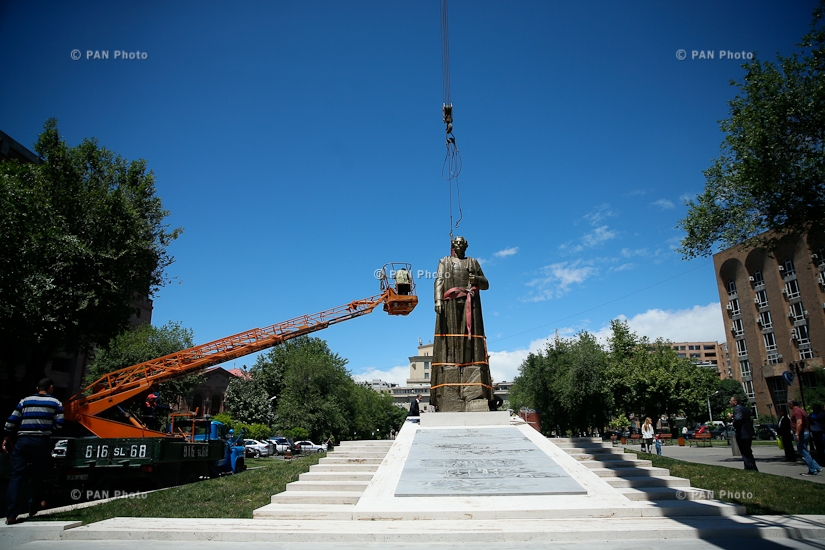 Installing a statue of Garegin Nzhdeh near Yerevan Vernissage