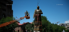 Installing a statue of Garegin Nzhdeh near Yerevan Vernissage