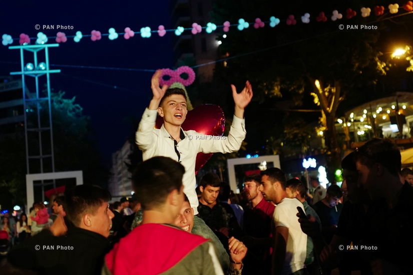 Праздничное мероприятие Последнего звонка на площади Свободы в Ереване