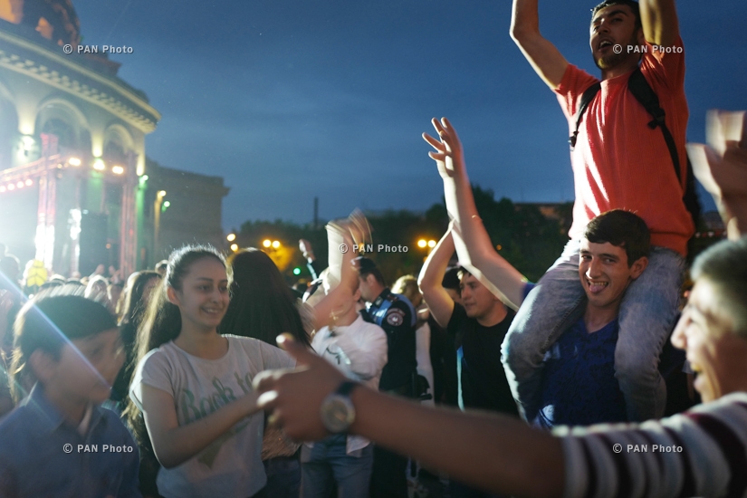 Праздничное мероприятие Последнего звонка на площади Свободы в Ереване