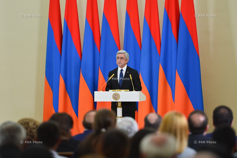  Президент Армении Серж Саргсян вручил семьям погибших военнослужащих присвоенные посмертно награды