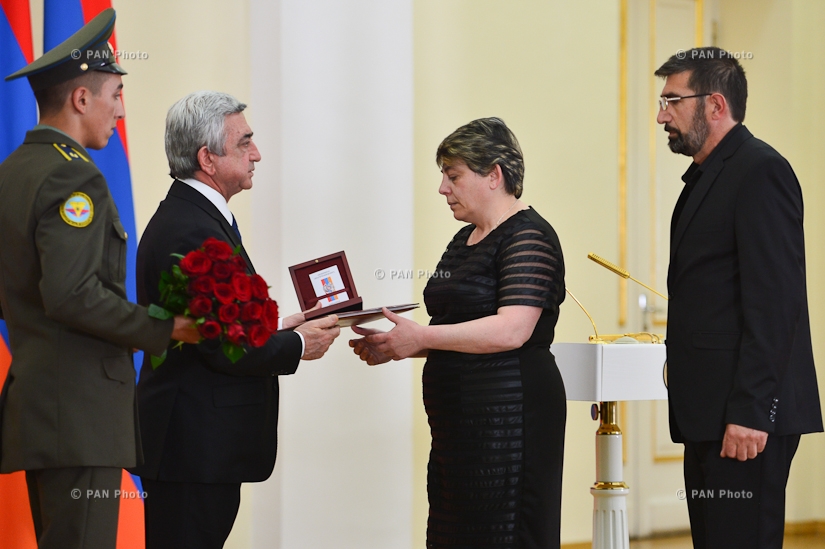  Armenian President Serzh Sargsyan posthumously awards fallen soldiers