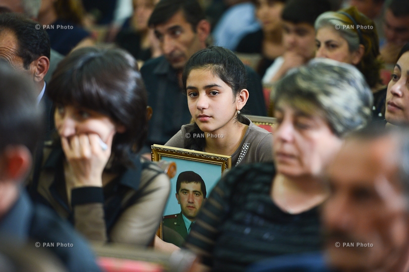 Նախագահ Սերժ Սարգսյանը զոհված զինվորների ընտանիքներին է հանձնել հետմահու պարգևները