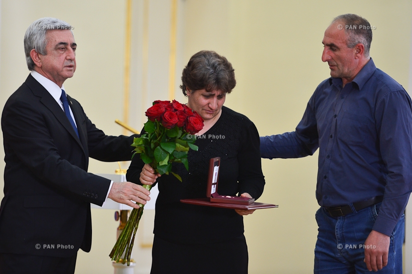  Armenian President Serzh Sargsyan posthumously awards fallen soldiers