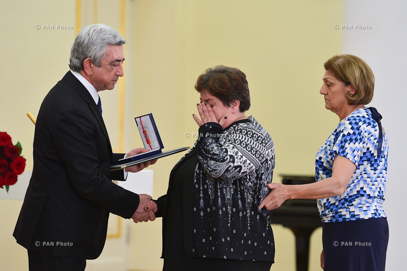 Президент Армении Серж Саргсян вручил семьям погибших военнослужащих присвоенные посмертно награды