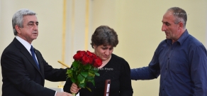  Президент Армении Серж Саргсян вручил семьям погибших военнослужащих присвоенные посмертно награды