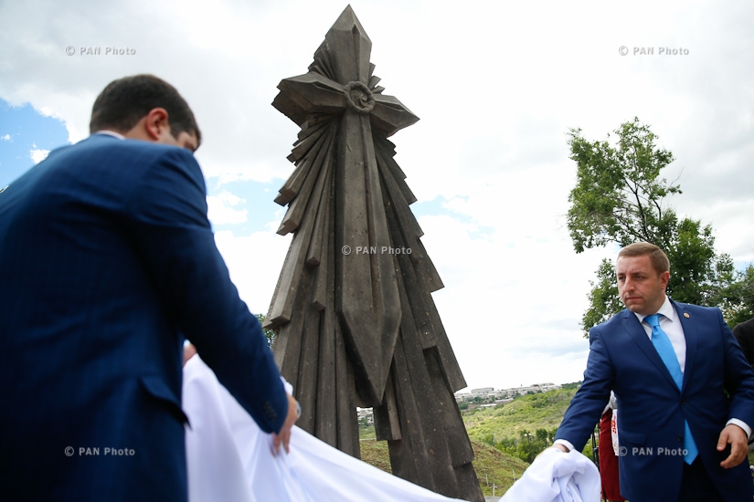  Открытие памятника героям, погибшим в ходе апрельской четырехдневной войны