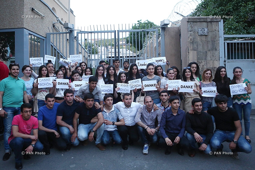 Հայ երիտասարդների շնորհակալության ակցիան Երևանում Գերմանիայի դեսպանատան մոտ Հայոց ցեղասպանությունը ճանաչող և դատապարտող բանաձև ընդունելու համար