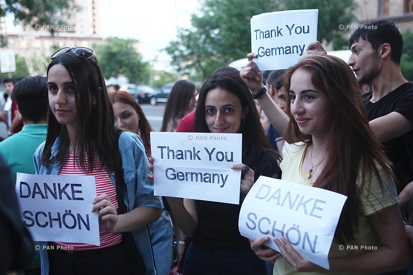 В Ереване перед посольством Германии прошла акция благодарности