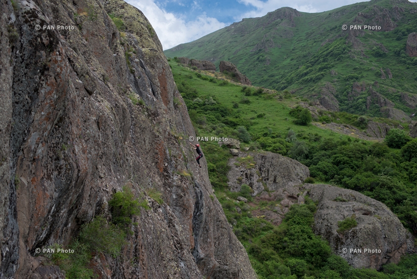 Скалолазание в селе Гомк Вайоцдзорской области Армении