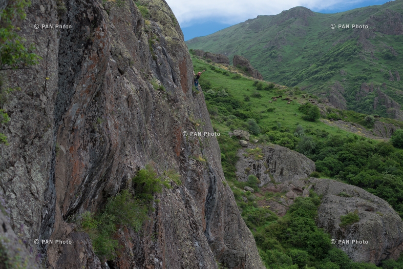 Скалолазание в селе Гомк Вайоцдзорской области Армении