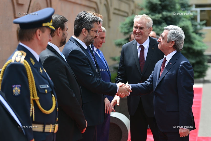 Церемония приветствия президента Чехии Милоша Земана в резиденции президента Армении