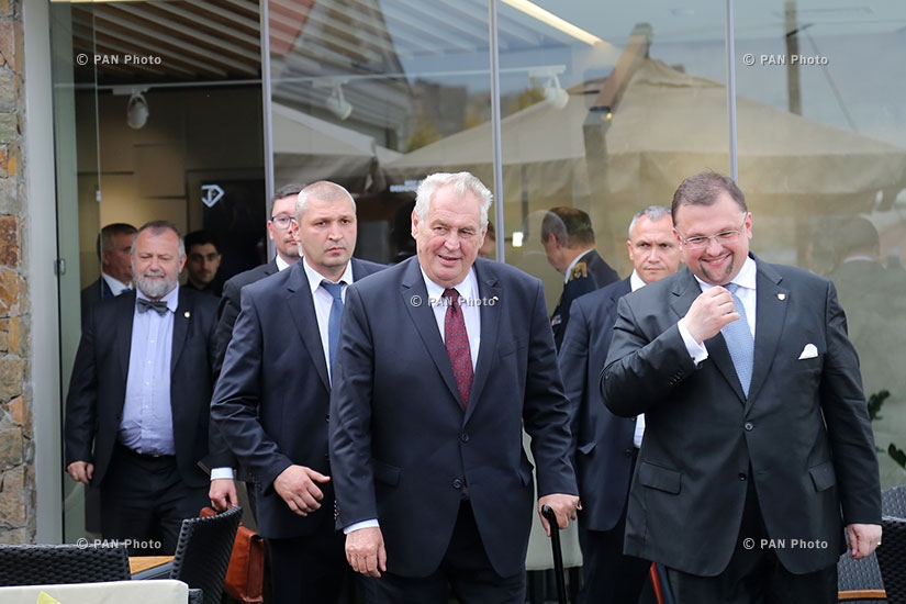 Президент Чехии Милош Земан провел брифинг с чешскими СМИ в ереванском комплексе «Каскад»   