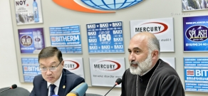 Пресс-конференция посла Казахстана в Армении Тимура Уразаева и предстоятеля Украинской епархии Армянской Апостольской Церкви епископа Маркоса Ованнисяна