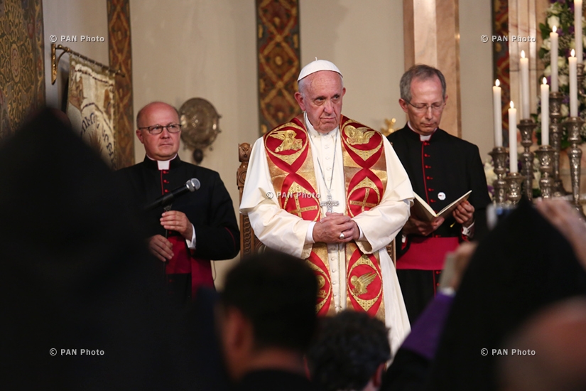 В Эчмиадзине прошла церемония приветствия Папы Римского Франциска