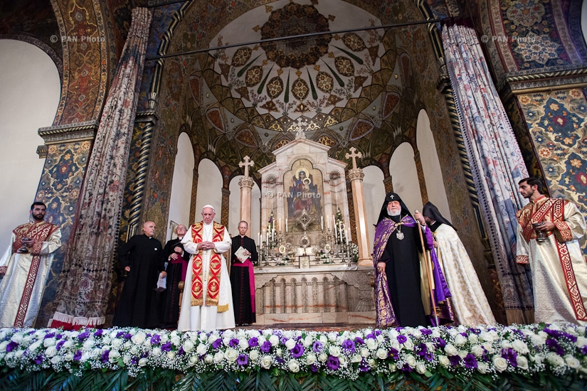 Pope Francis greeted with Hrashapar (wondrously glorious) service in Etchmiadzin