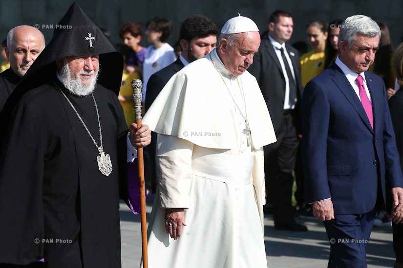 Папа Римский Франциск посетил Мемориальный комплекс «Цицернакаберд»