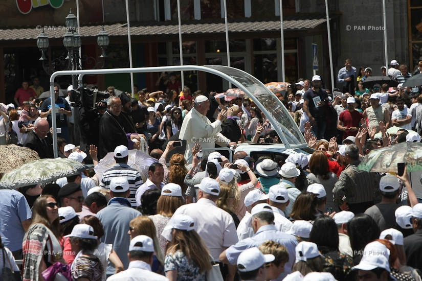 Папа Римский Франциск проводит Святую литургию на площади Вардананц в Гюмри