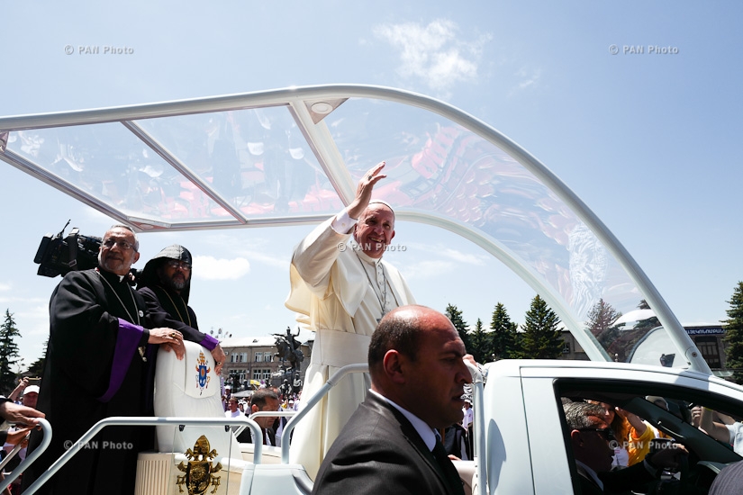 Папа Римский Франциск проводит Святую литургию на площади Вардананц в Гюмри